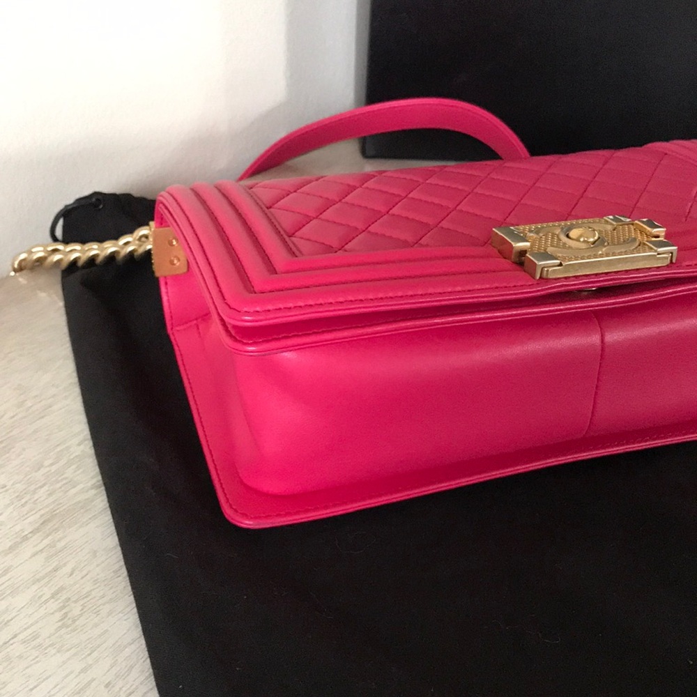 ❌ SOLD ❌ Chanel Fuchsia Lambskin Boy Bag with GHW - Picture 3 of 8
